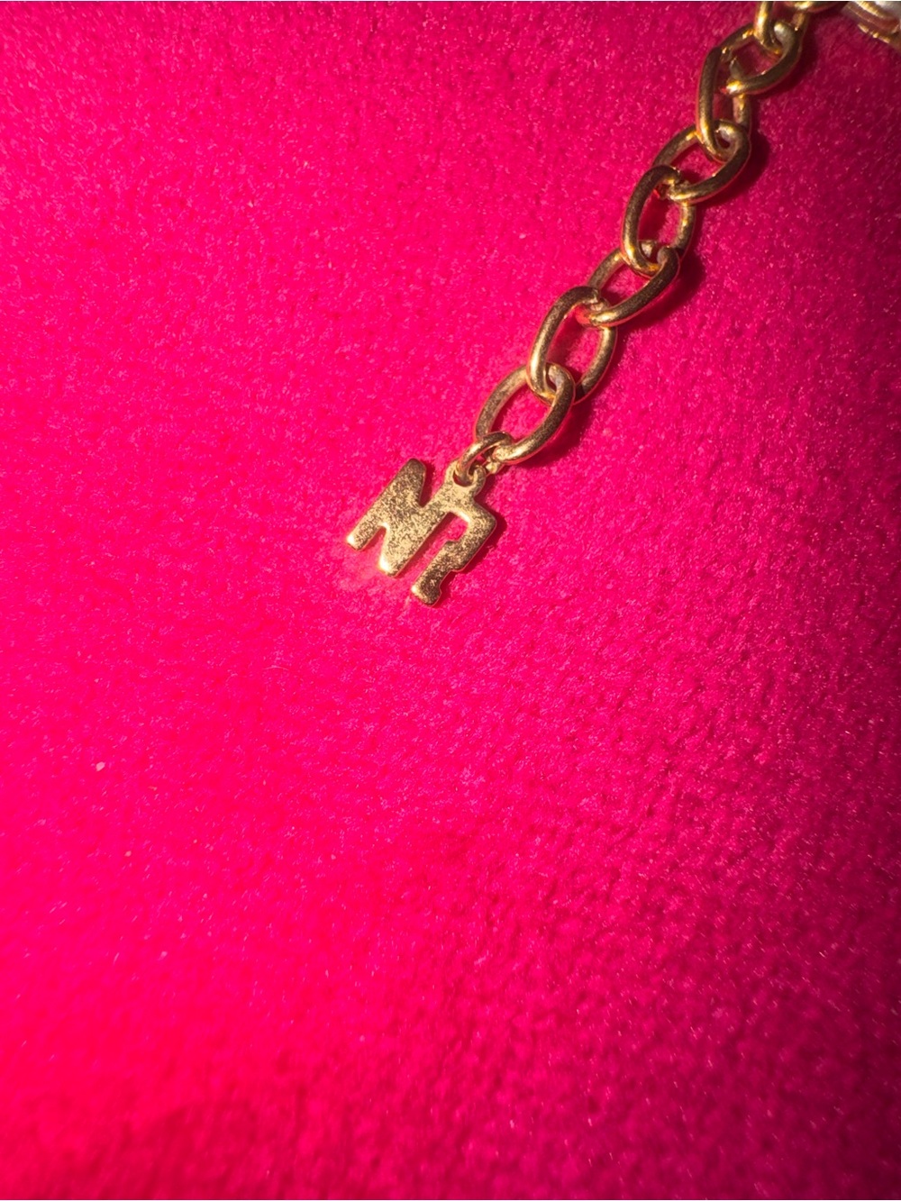 Nina Ricci Gold tone Heart Pendant Necklace β
authenticβ
- Picture 3 of 4